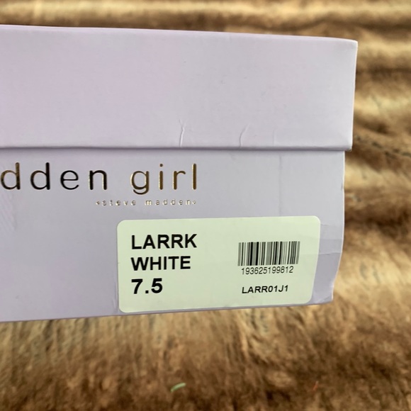 Madden Girl by Steve Madden Larrk Star Sneaker - Picture 13 of 13
